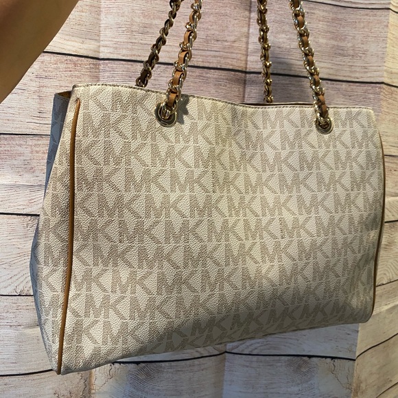 Handbag - Picture 2 of 10